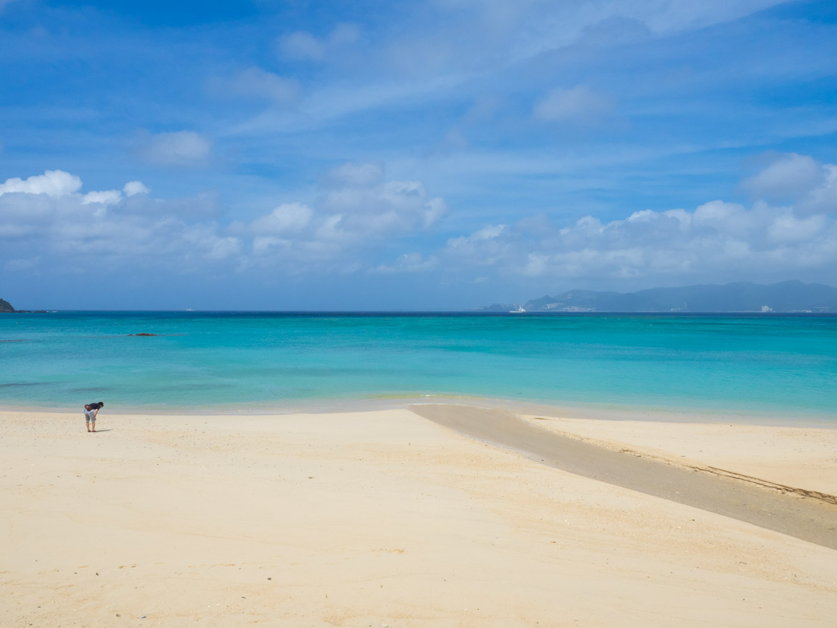 幸喜ビーチを散策する人