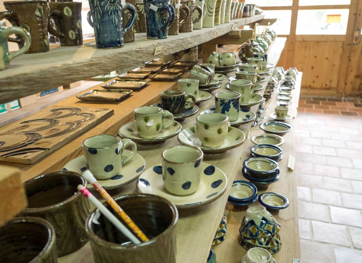 やちむんの里はたくさんやちむんが売られている