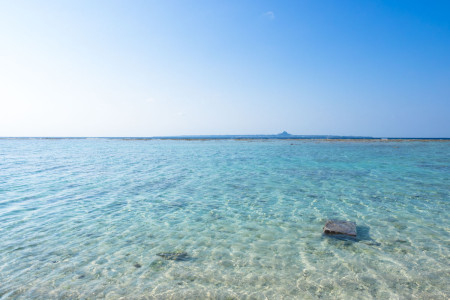 瀬底ビーチの透明な海