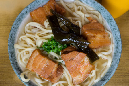 宮里そばの三枚肉そば