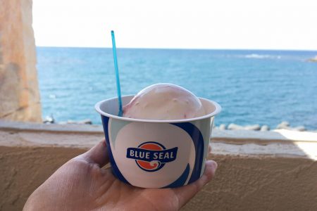 ブルーシールアイスクリーム デポアイランドシーサイド店でアイスを食べる