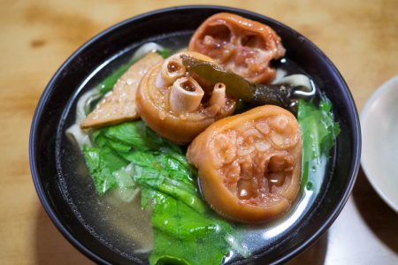 新山そばのてびちそば