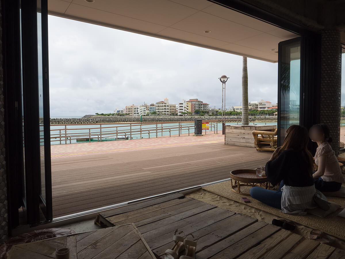 ジャングリラ 北谷 美浜の海沿いカフェで 店内にはブランコが