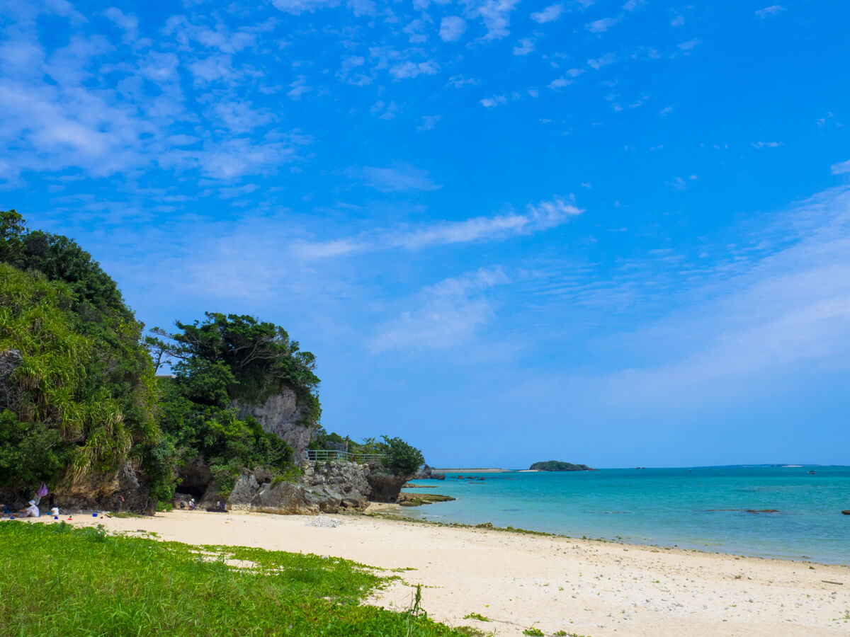白くつづく美しい砂浜 百名ビーチ 沖縄南部の天然ロングビーチ