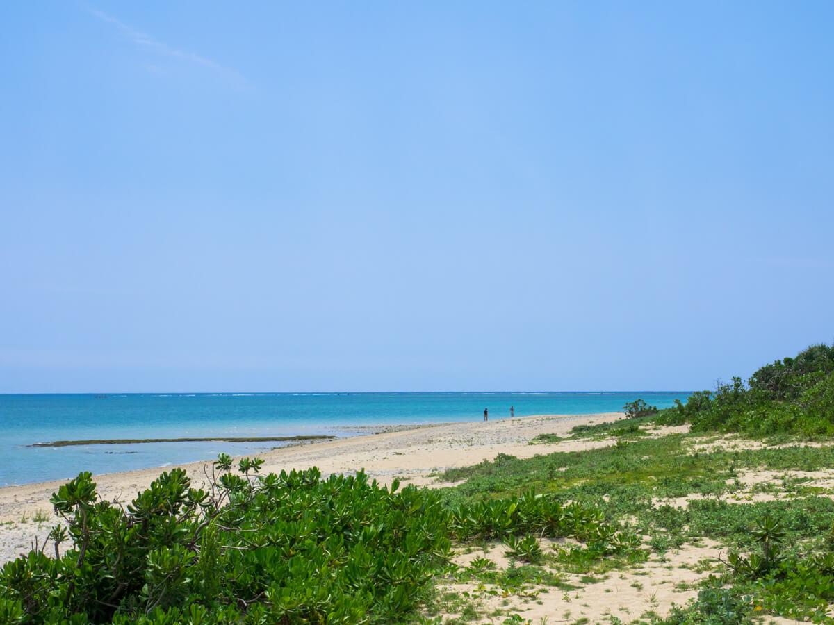 白くつづく美しい砂浜 百名ビーチ 沖縄南部の天然ロングビーチ