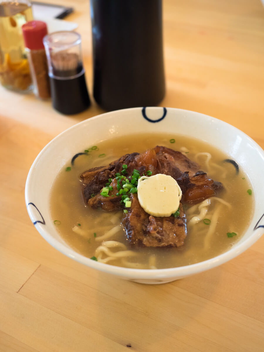 ミシュランの麺職人がプロデュースする沖縄そば 田仲そば 宮城陶器の器が写真にも映える一品 Oday