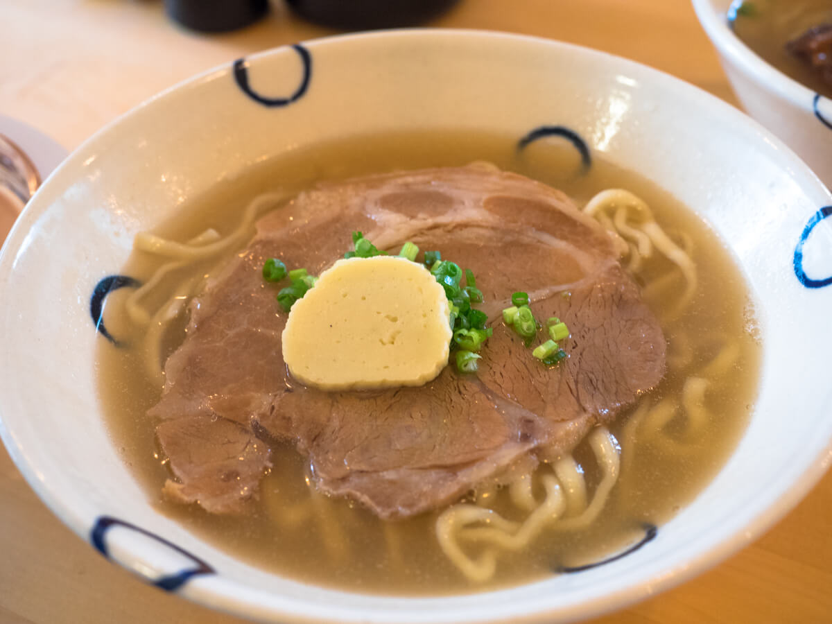 ミシュランの麺職人がプロデュースする沖縄そば 田仲そば 宮城陶器の器が写真にも映える一品 Oday