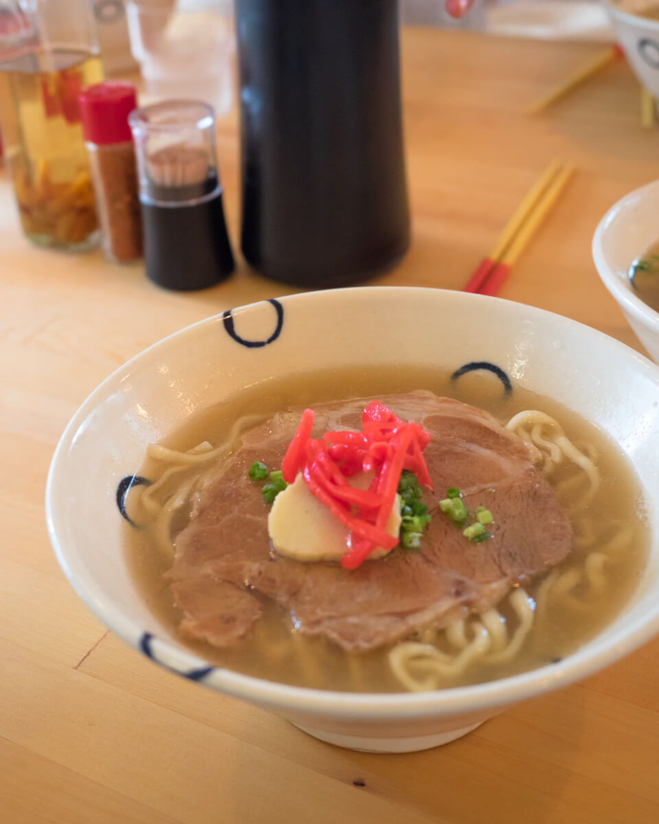 ミシュランの麺職人がプロデュースする沖縄そば 田仲そば 宮城陶器の器が写真にも映える一品 Oday