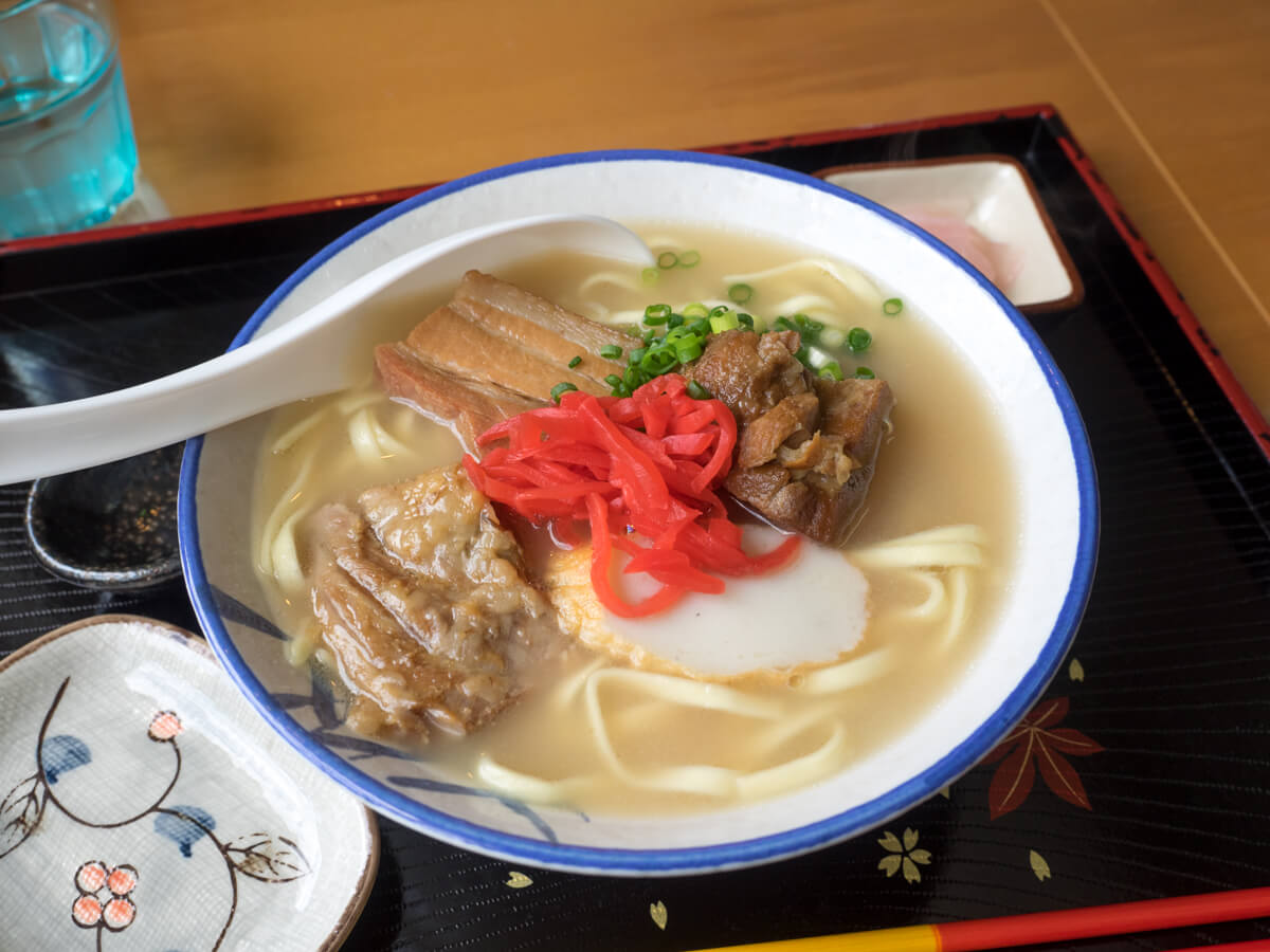 うるま市の沖縄そば 嬉 よし がおいしい 豚骨 鶏出汁２種類のスープによく煮込まれた肉